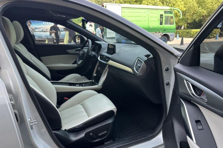 Used Mazda CX-4 2016 2.5L Automatic 4x4 Bluetide Fearless Edition Interior 8