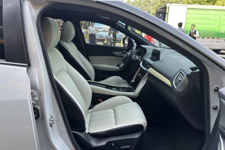 Used Mazda CX-4 2016 2.5L Automatic 4x4 Bluetide Fearless Edition Interior 9