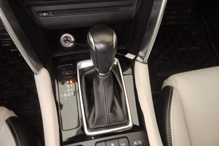 Used Mazda CX-4 2016 2.0L Automatic Two-Wheel Drive Blue Sky Leading Edition Gear Lever