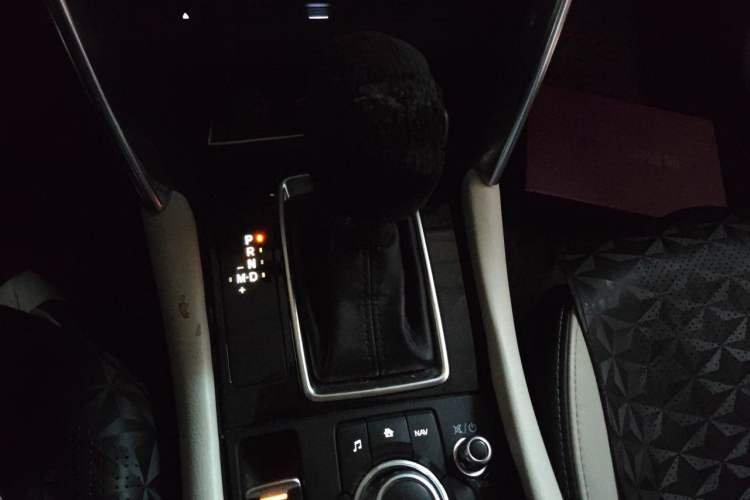 Used Mazda CX-4 2016 2.0L Automatic Two-Wheel Drive Blue Sky Leading Edition Gear Lever