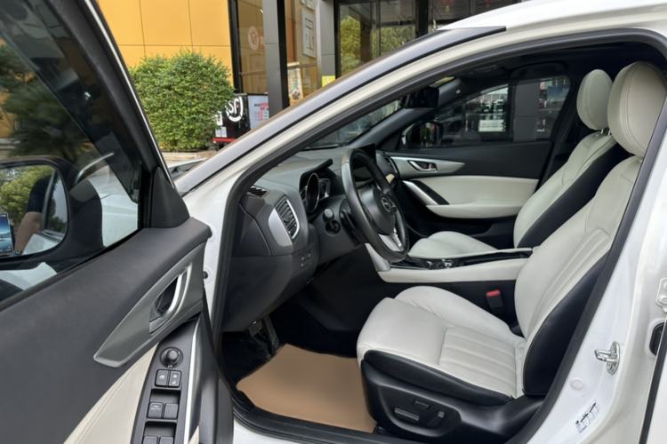 Used Mazda CX-4 2016 2.0L Automatic Two-Wheel Drive Blue Sky Leading Edition Interior 13