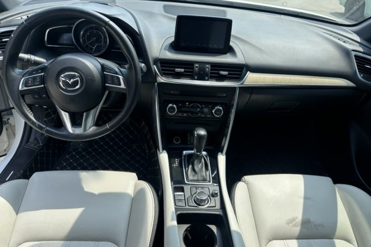 Used Mazda CX-4 2016 2.0L Automatic Two-Wheel Drive Blue Sky Leading Edition Interior 2
