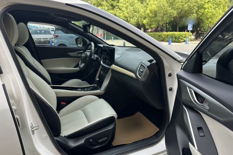 Used Mazda CX-4 2016 2.0L Automatic Two-Wheel Drive Blue Sky Leading Edition Interior 6