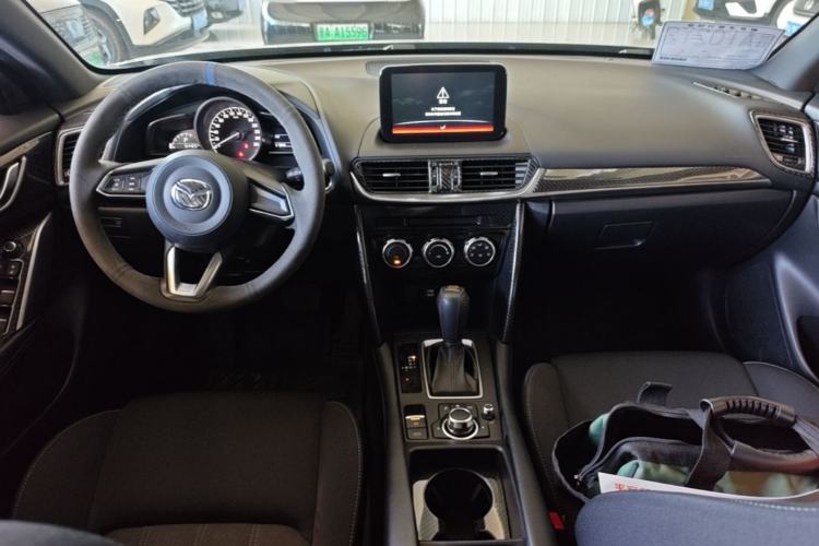 Used Mazda CX-4 2018 2.0L Automatic Two-Wheel Drive Blue Sky Dynamic Version China VI Standard Center Console