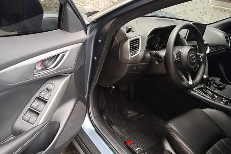 Used Mazda CX-4 2018 2.0L Automatic Two-Wheel Drive Blue Sky Dynamic Version China VI Standard Driver Seat