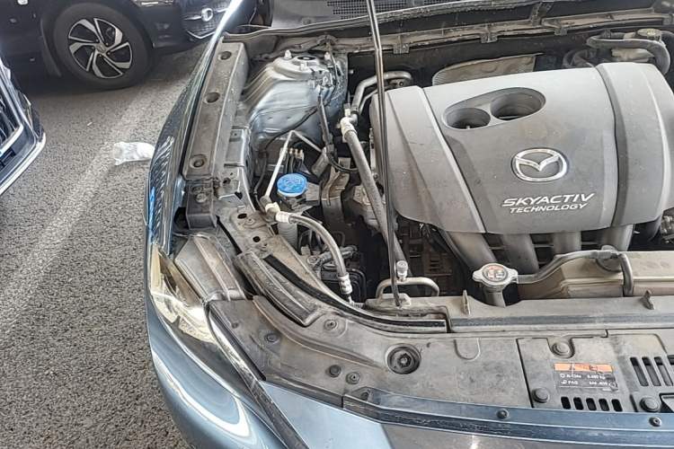 Used Mazda CX-4 2018 2.0L Automatic Two-Wheel Drive Blue Sky Premium Upgrade Version China VI Standard Engine Bay Right