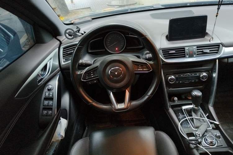 Used Mazda CX-4 2018 2.0L Automatic Two-Wheel Drive Blue Sky Premium Upgrade Version China VI Standard Steering Wheel