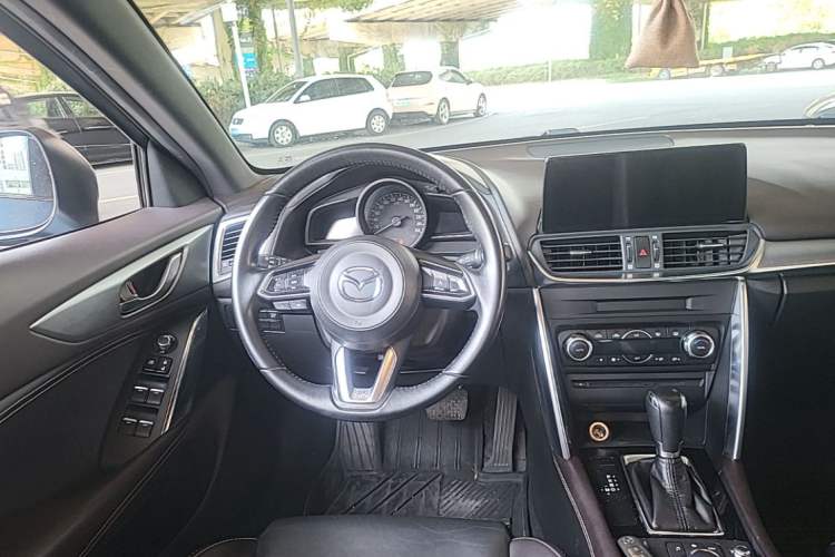 Used Mazda CX-4 2018 2.0L Automatic Two-Wheel Drive Blue Sky Premium Upgrade Version China VI Standard Steering Wheel
