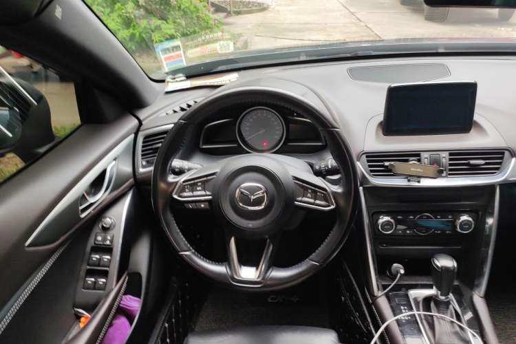 Used Mazda CX-4 2018 2.0L Automatic Two-Wheel Drive Blue Sky Premium Upgrade Version China VI Standard Steering Wheel