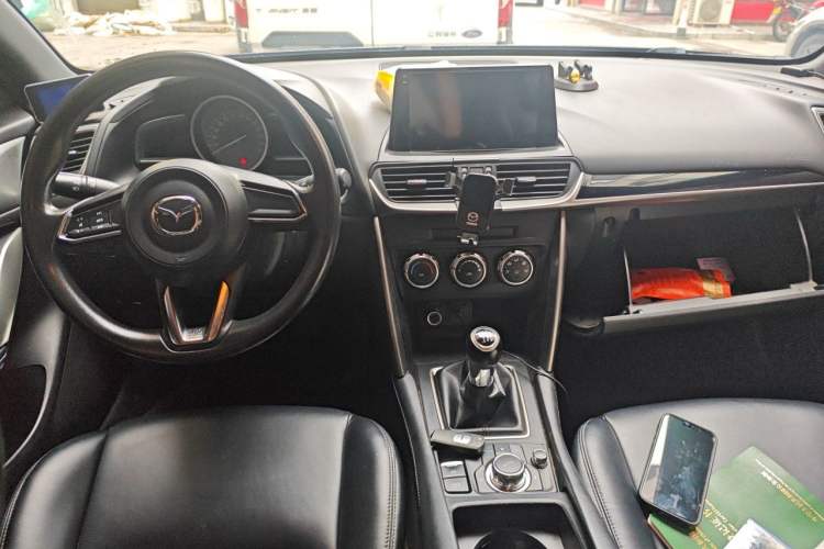 Used Mazda CX-4 2018 2.0L Manual Two-Wheel Drive Blue Sky Dynamic Edition China V Standard Center Console
