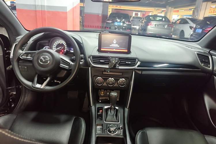 Used Mazda CX-4 2018 2.0L Automatic Two-Wheel Drive Blue Sky Dynamic Version China VI Standard Center Console