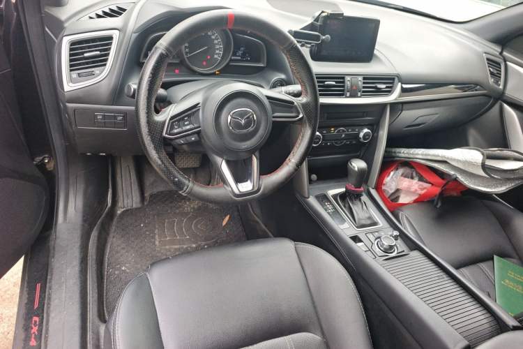 Used Mazda CX-4 2018 2.0L Automatic Two-Wheel Drive Blue Sky Exploration Version China V Standard Center Console