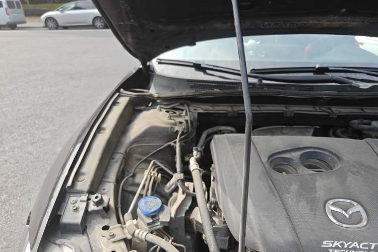 Used Mazda CX-4 2018 2.0L Automatic Two-Wheel Drive Blue Sky Dynamic Version China VI Standard Engine Bay Right
