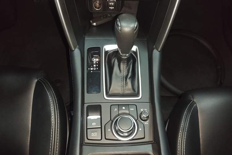 Used Mazda CX-4 2018 2.0L Automatic Two-Wheel Drive Blue Sky Dynamic Version China VI Standard Gear Lever