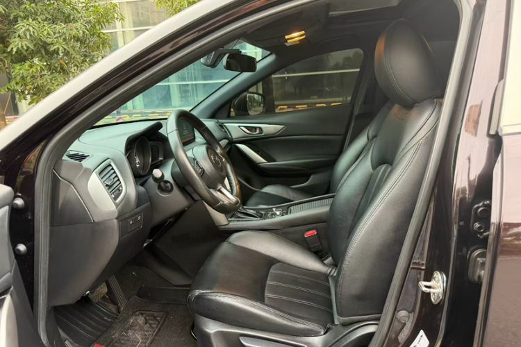 Used Mazda CX-4 2018 2.0L Automatic 2WD Blue Sky Exploration Edition China VI Standard Interior 3