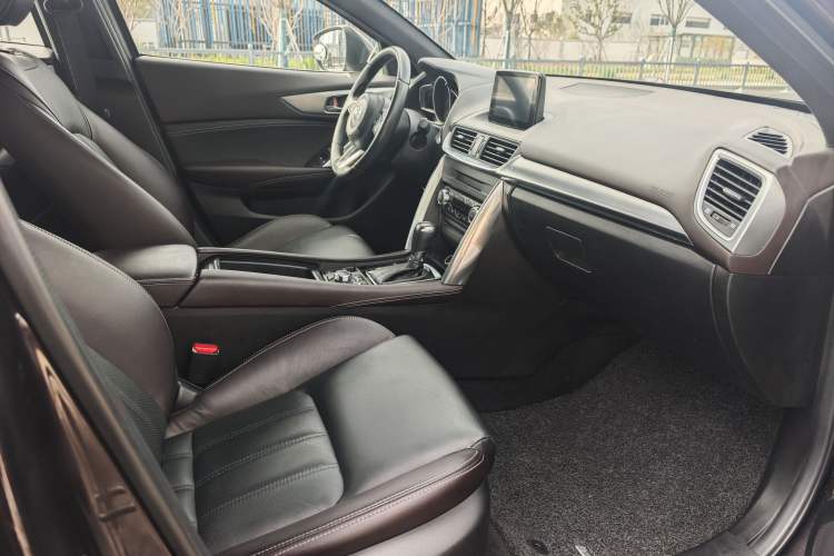 Used Mazda CX-4 2018 2.0L Automatic Two-Wheel Drive Blue Sky Luxury Edition Interior 5