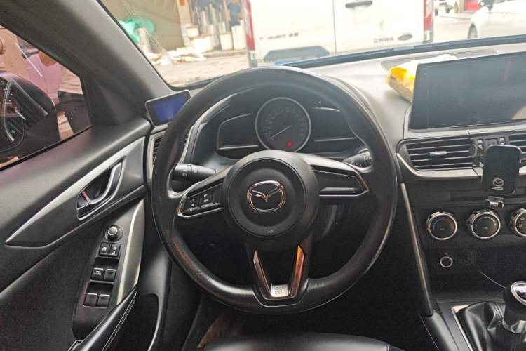 Used Mazda CX-4 2018 2.0L Manual Two-Wheel Drive Blue Sky Dynamic Edition China V Standard Steering Wheel