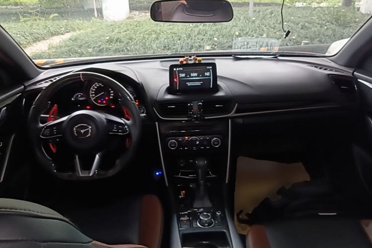 Used Mazda CX-4 2018 2.0L Automatic Two-Wheel Drive Blue Sky Premium Upgrade Version China VI Standard Center Console