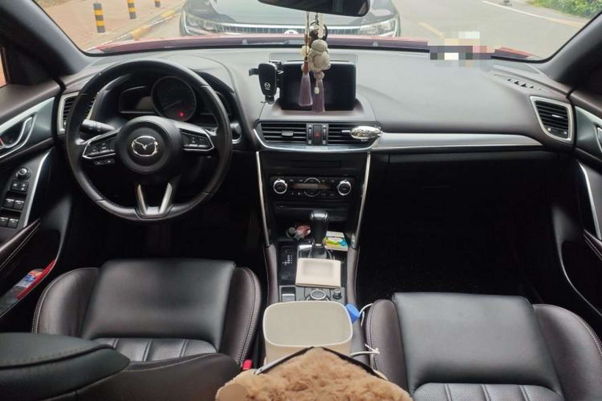 Used Mazda CX-4 2018 2.0L Automatic Two-Wheel Drive Blue Sky Premium Upgrade Version China VI Standard Center Console