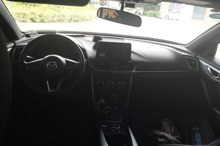 Used Mazda CX-4 2018 2.0L Automatic Two-Wheel Drive Blue Sky Dynamic Version China V Standard Center Console