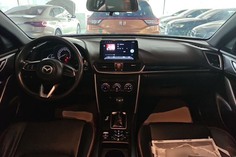 Used Mazda CX-4 2018 2.0L Automatic Two-Wheel Drive Blue Sky Dynamic Version China V Standard Center Console
