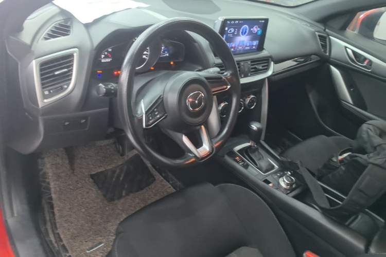 Used Mazda CX-4 2018 2.0L Automatic Two-Wheel Drive Blue Sky Dynamic Version China VI Standard Center Console