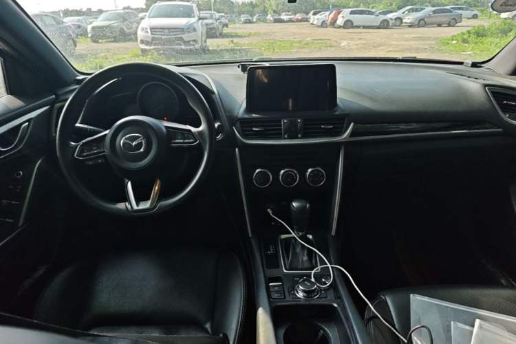 Used Mazda CX-4 2018 2.0L Automatic Two-Wheel Drive Blue Sky Dynamic Version China V Standard Center Console