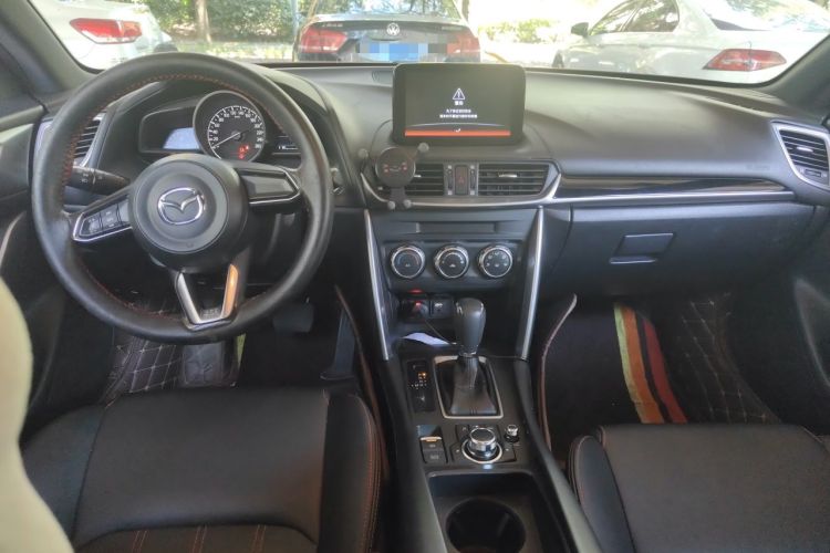 Used Mazda CX-4 2018 2.0L Automatic Two-Wheel Drive Blue Sky Dynamic Version China V Standard Center Console
