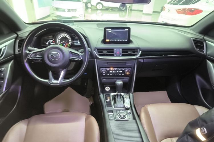 Used Mazda CX-4 2018 2.0L Automatic Two-Wheel Drive Blue Sky Exploration Version China V Standard Center Console