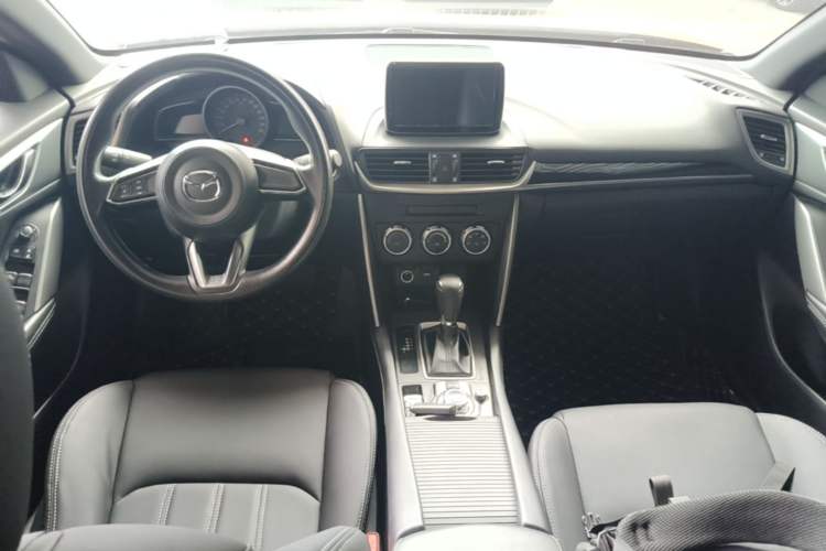 Used Mazda CX-4 2018 2.0L Automatic Two-Wheel Drive Blue Sky Dynamic Version China V Standard Center Console