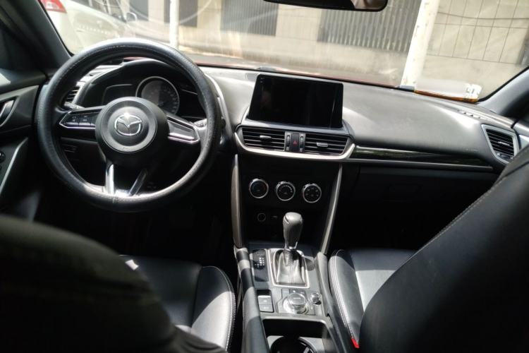 Used Mazda CX-4 2018 2.0L Automatic Two-Wheel Drive Blue Sky Dynamic Version China VI Standard Center Console