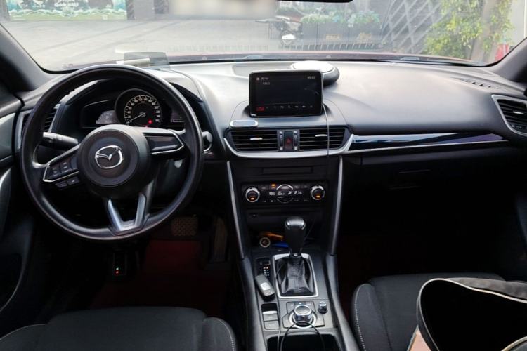 Used Mazda CX-4 2018 2.0L Automatic Two-Wheel Drive Blue Sky Exploration Version China V Standard Center Console