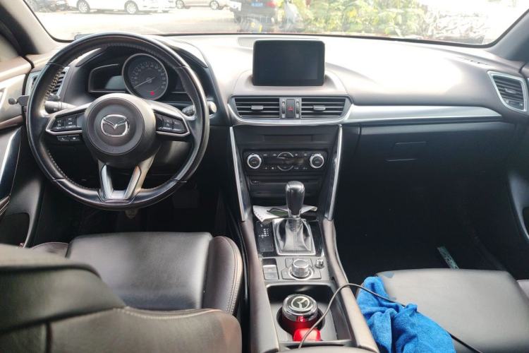 Used Mazda CX-4 2018 2.0L Automatic Two-Wheel Drive Blue Sky Premium Upgrade Version China VI Standard Center Console