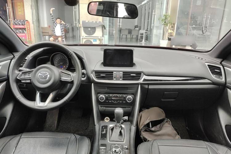 Used Mazda CX-4 2018 2.0L Automatic Two-Wheel Drive Blue Sky Exploration Version China V Standard Center Console