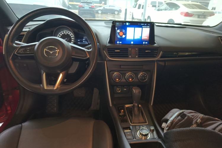 Used Mazda CX-4 2018 2.0L Automatic Two-Wheel Drive Blue Sky Dynamic Version China VI Standard Center Console