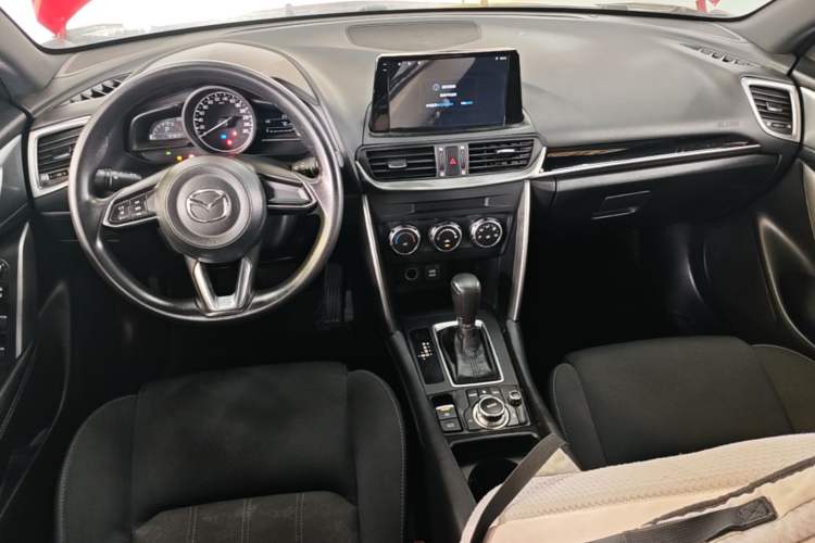 Used Mazda CX-4 2018 2.0L Automatic Two-Wheel Drive Blue Sky Dynamic Version China VI Standard Center Console