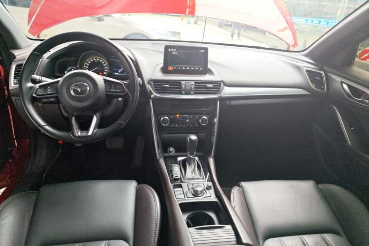 Used Mazda CX-4 2018 2.0L Automatic Two-Wheel Drive Blue Sky Premium Upgrade Version China VI Standard Center Console