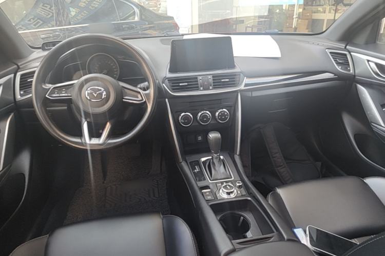 Used Mazda CX-4 2018 2.0L Automatic Two-Wheel Drive Blue Sky Dynamic Version China V Standard Center Console