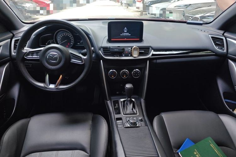 Used Mazda CX-4 2018 2.0L Automatic Two-Wheel Drive Blue Sky Dynamic Version China VI Standard Center Console