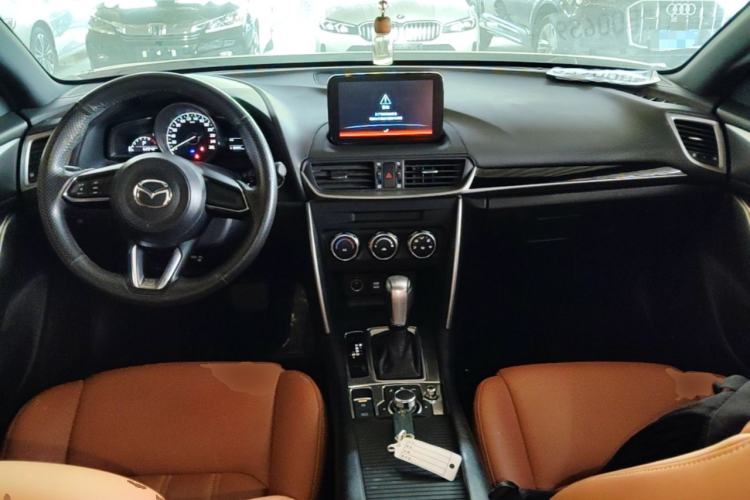 Used Mazda CX-4 2018 2.0L Automatic Two-Wheel Drive Blue Sky Dynamic Version China VI Standard Center Console