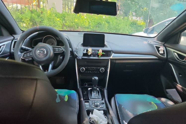 Used Mazda CX-4 2018 2.0L Automatic Two-Wheel Drive Blue Sky Premium Upgrade Version China VI Standard Center Console