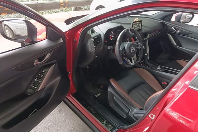 Used Mazda CX-4 2018 2.0L Automatic Two-Wheel Drive Blue Sky Premium Upgrade Version China VI Standard Driver Seat