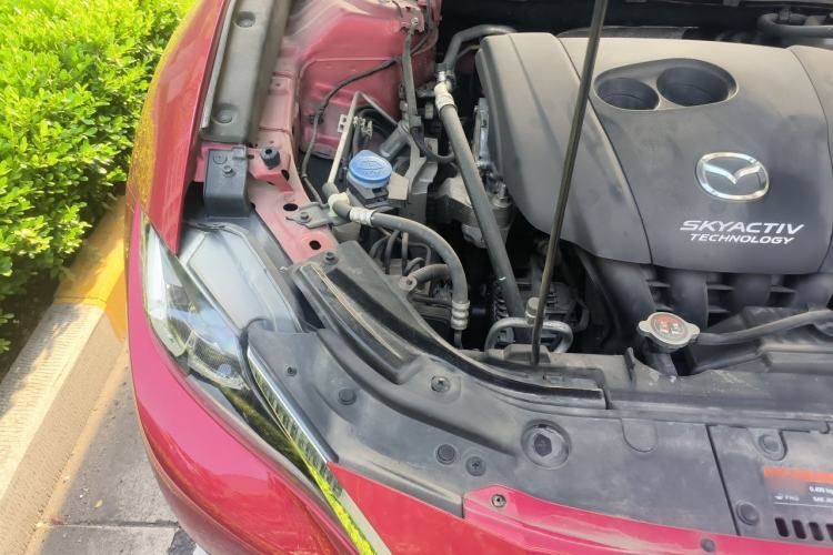 Used Mazda CX-4 2018 2.0L Automatic Two-Wheel Drive Blue Sky Dynamic Version China VI Standard Engine Bay Right