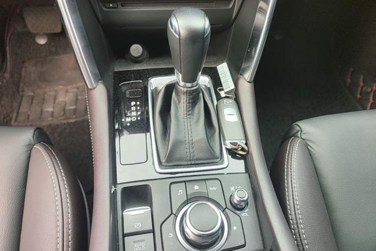 Used Mazda CX-4 2018 2.0L Automatic Two-Wheel Drive Blue Sky Premium Upgrade Version China VI Standard Gear Lever