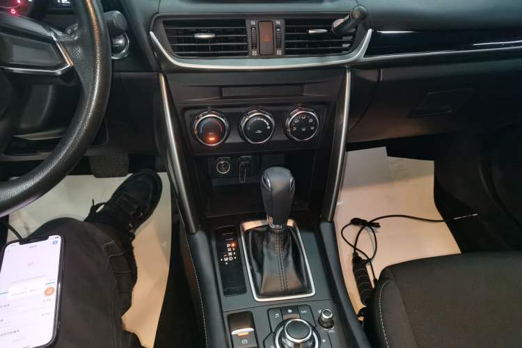 Used Mazda CX-4 2018 2.0L Automatic Two-Wheel Drive Blue Sky Dynamic Version China VI Standard Gear Lever