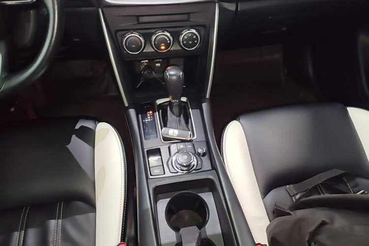 Used Mazda CX-4 2018 2.0L Automatic Two-Wheel Drive Blue Sky Dynamic Version China VI Standard Gear Lever