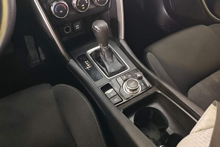 Used Mazda CX-4 2018 2.0L Automatic Two-Wheel Drive Blue Sky Dynamic Version China VI Standard Gear Lever