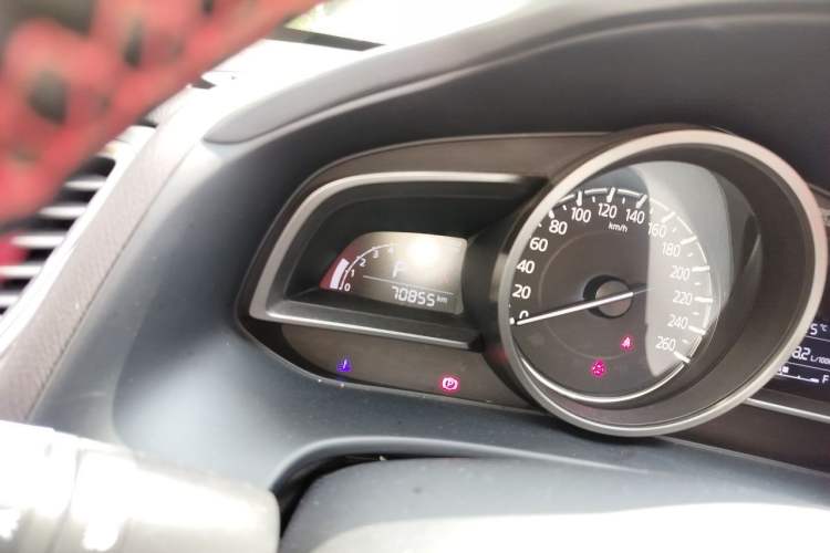 Used Mazda CX-4 2018 2.0L Automatic Two-Wheel Drive Blue Sky Premium Upgrade Version China V Standard Odometer Close Up