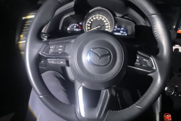 Used Mazda CX-4 2018 2.0L Automatic Two-Wheel Drive Blue Sky Premium Upgrade Version China VI Standard Steering Wheel