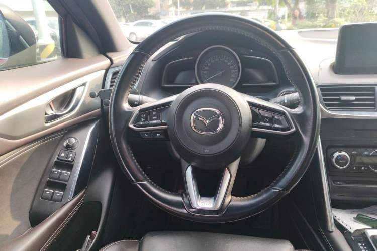 Used Mazda CX-4 2018 2.0L Automatic Two-Wheel Drive Blue Sky Premium Upgrade Version China VI Standard Steering Wheel